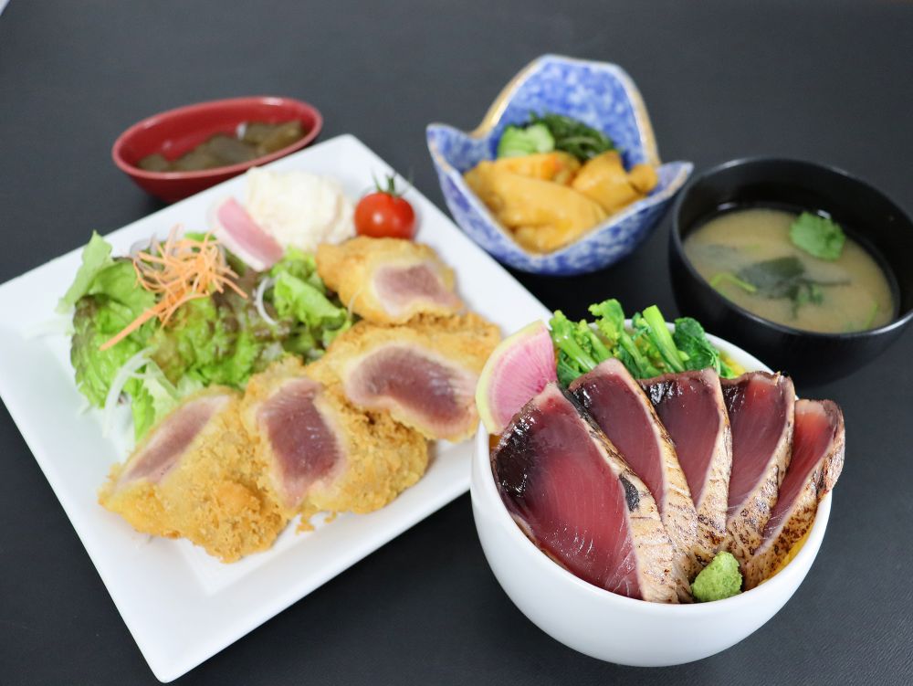 かつおたたきのミニ漬け丼とかつおのレアカツ定食