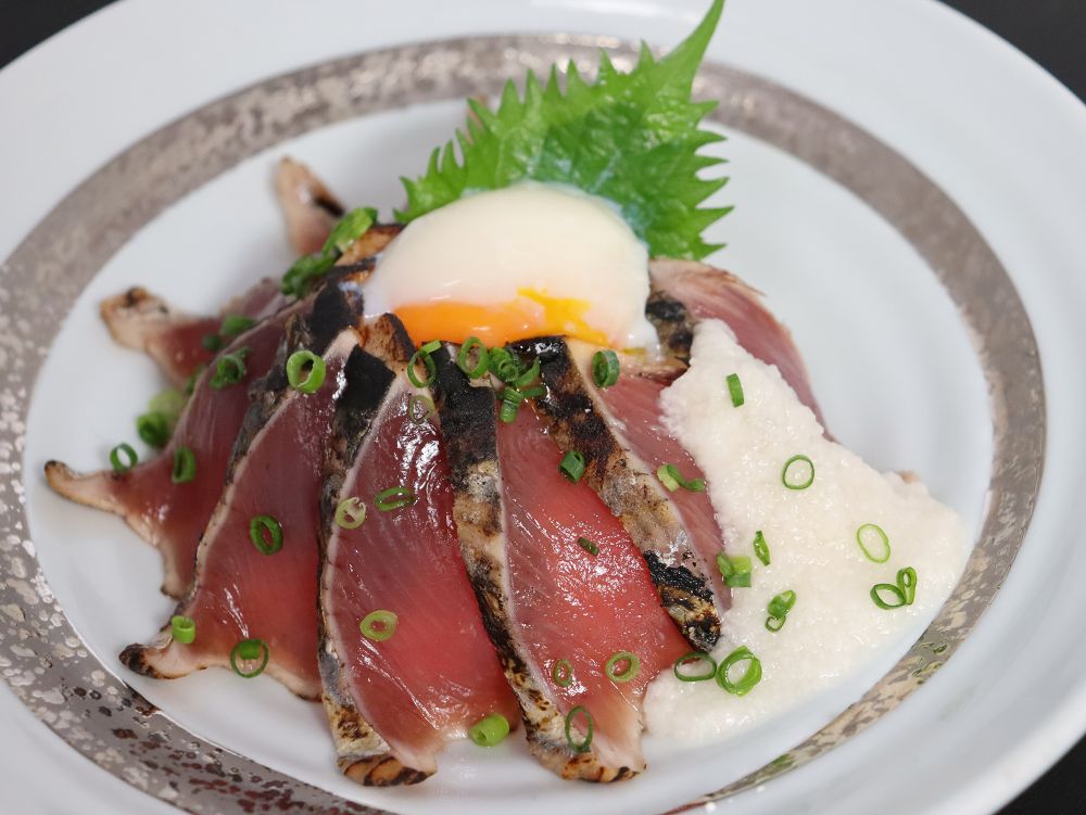 かつおのたたきの漬け丼（とろろ・温玉のせ）
